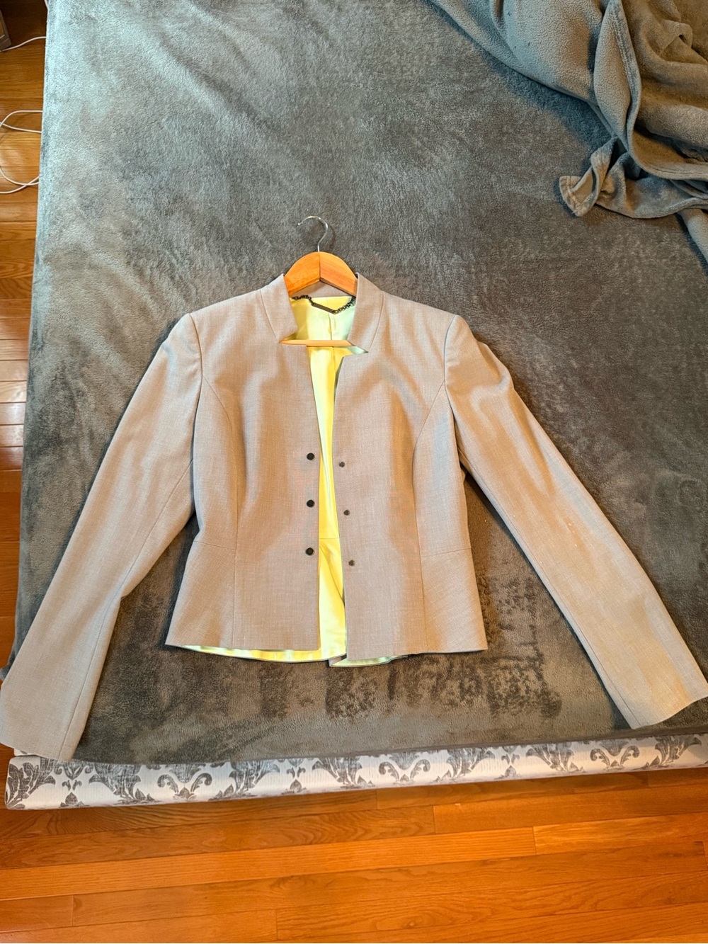 Elie Tahari Women’s Structured Blazer Jacket – Size 8 – Gray/Taupe